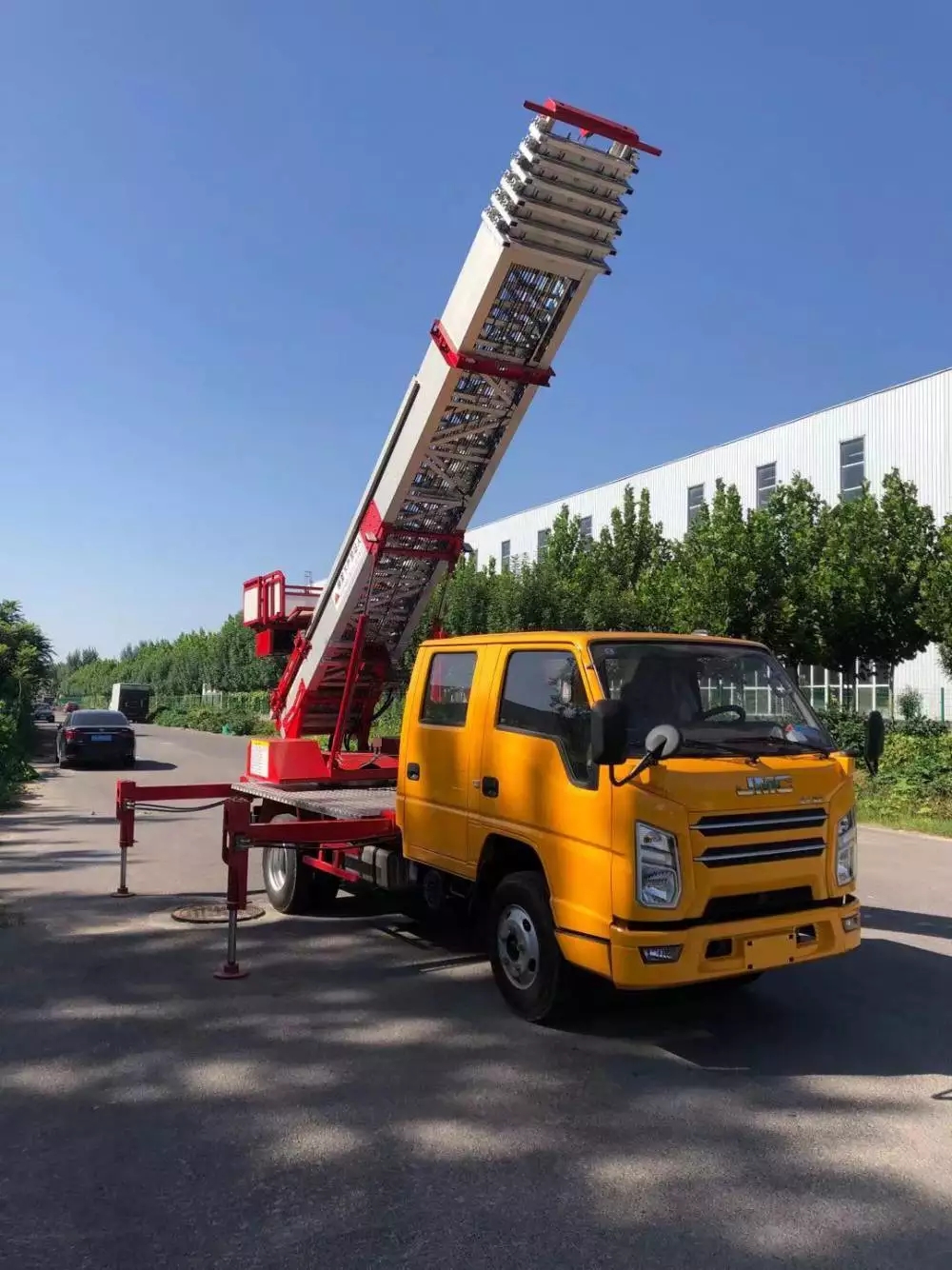 高场办事处附近的云梯车出租服务：轻松解决高空作业需求